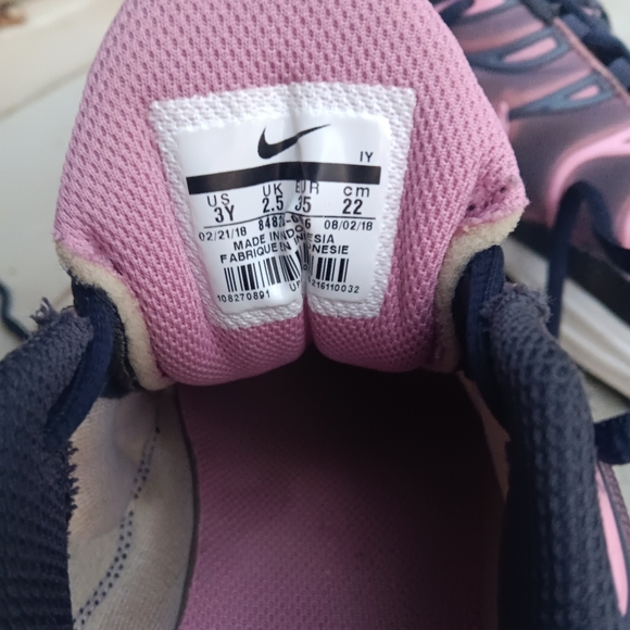 NIKE AIR YOUTH SIZE 3 BLACK AND PINK RUNNING SHOE SNEAKERS - Picture 2 of 6